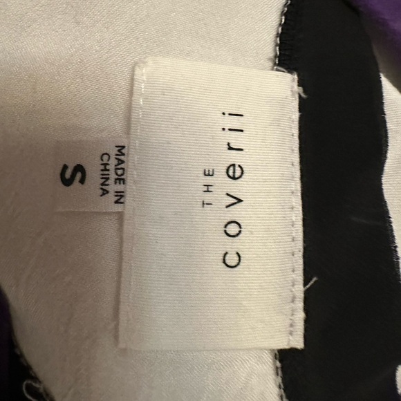 🌸The Coverii, sleeveless shirt. White with black hem. Size small. - Picture 3 of 4